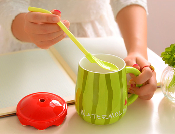 Đi kèm chiếc muỗng tích hợp ống hút để tùy chỉnh khi sử dụng.